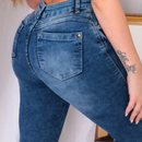 Calça Feminina Jeans Rasgada com Cós Alto e Elastano